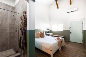 Del NorteMellow Moon Lodge的一间卧室配有一张床和淋浴