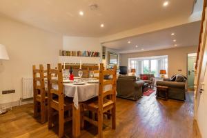 西朗顿St Josephs Cottage的用餐室以及带桌椅的起居室。