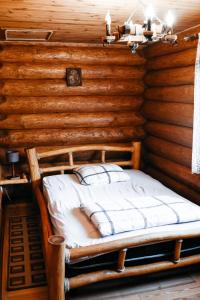 穆卡切沃Ray Eco Resort的小木屋内一间卧室,配有一张床