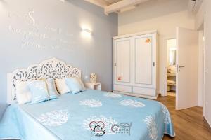 瓦雷多利亚Cuore di Sardegna的一间卧室配有一张带蓝色和白色床单的床。