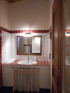 巴尔贝里诺瓦尔德尔萨托雷迪庞扎诺酒店的一间带水槽和镜子的浴室