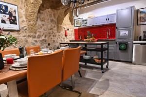维多利亚Il-Kastell - not only for royals的厨房以及带桌椅的用餐室。