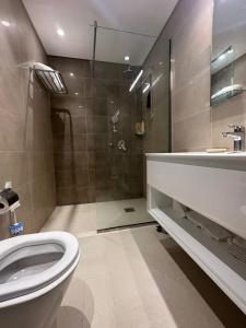 Ma‘mūrahHawana Salalah luxury 1BR TH with private pool的浴室配有卫生间、盥洗盆和淋浴。