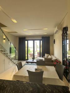 Ma‘mūrahHawana Salalah luxury 1BR TH with private pool的客厅配有桌子和沙发
