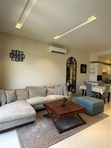 Ma‘mūrahHawana Salalah luxury 1BR TH with private pool的带沙发和咖啡桌的客厅
