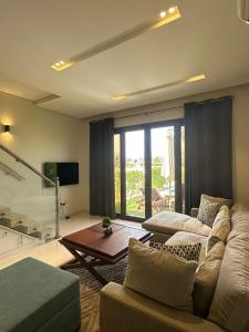 Ma‘mūrahHawana Salalah luxury 1BR TH with private pool的客厅配有沙发和桌子