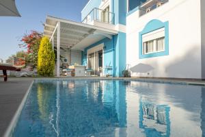 马斯蒂查里Seabreeze Villa - with Jacuzzi & heated pool的房屋前的游泳池