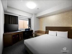 横滨横滨关内大和鲁内酒店的酒店客房配有一张床、一张书桌和一台电视。