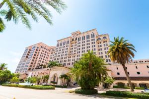 迈阿密科勒尔盖布尔斯凯悦酒店，​​迈阿密的一座棕榈树环绕的大酒店