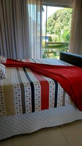 马塞约Villas do Pratagy Resort, Andar Superior的床上有红白毯子