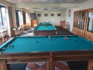 卡斯特鲁埃斯梅拉达酒店的带斯诺克台球的客房内的2张台球桌