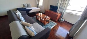 莫尼兹港Costa Azul的客厅配有沙发和1张床