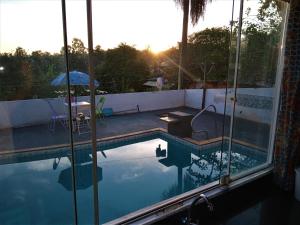 阿瓜斯-迪圣佩德罗Mi Casa, Águas de São Pedro的游泳池,享有日落美景