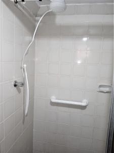 阿瓜斯-迪圣佩德罗Mi Casa, Águas de São Pedro的带淋浴喷头的浴室