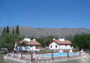 梅洛Aldea Blanca的一座带游泳池和房子的别墅