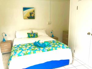 阿瓦鲁阿Avarua Escape, Rarotonga的一间卧室,配有一张蓝色袋子的床