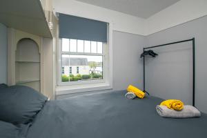 米尔盖Cosy & Central 2BD Apartment Milngavie, Glasgow的一间卧室设有一张床和一个大窗户