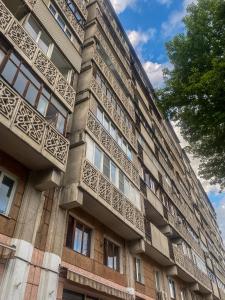 阿拉木图Золотой квадрат 60 кв2的建筑的侧面设有华丽的阳台