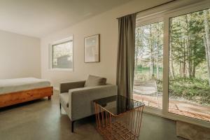 瓦西拉Meier Lake Resort的客厅配有沙发、椅子和窗户