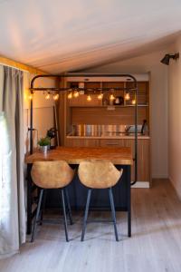 施皮尔Logies-Spier的一间带木桌和两把椅子的用餐室