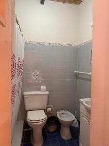 普尔马马尔卡Hotel Cactus Cerro的一间带卫生间和水槽的浴室