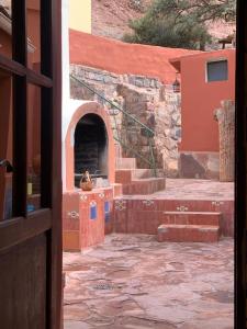 普尔马马尔卡Hotel Cactus Cerro的享有带石炉的建筑的景致。