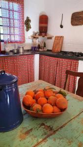 贡萨尔维斯Casa Morango Gonçalves的厨房里的桌子上放着一碗橙子
