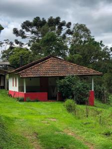 贡萨尔维斯Casa Morango Gonçalves的一间红色和白色的小房子
