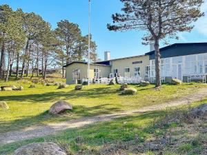 吉利勒杰Holiday home Gilleleje XCVII的前面草丛中的岩石建筑