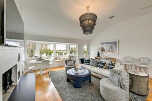 Westhampton BeachStunning Westhampton Beach Home with Private Pool的客厅配有家具和壁炉