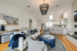 Westhampton BeachStunning Westhampton Beach Home with Private Pool的客厅配有白色的沙发和椅子