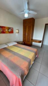 祖姆比Beira Mar e Sossego C13 Praia de Zumbi RN的一间卧室配有一张床和吊扇