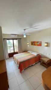 祖姆比Beira Mar e Sossego C13 Praia de Zumbi RN的一间卧室设有一张床和一个窗口