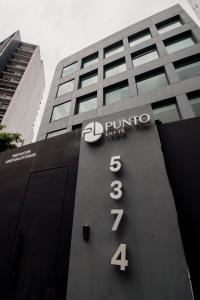 墨西哥城Punto Lofts Periférico Sur的建筑的侧面有标志