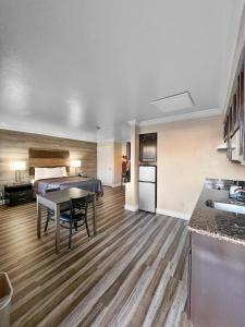 克洛维斯Rodeo Lodge的配有床和桌子的房间以及厨房