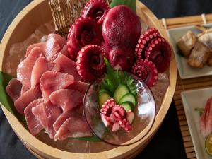 泉佐野REF Kanku-Izumisano by VESSEL HOTELS的桌上一盘带肉和水果的食物
