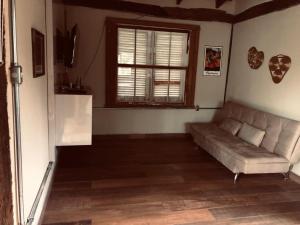 圣安娜杜里亚舒Casas da Paty的带沙发和窗户的客厅