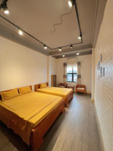 宁平Ninh Binh Central Backpackers hostel的一间卧室设有两张床和窗户。