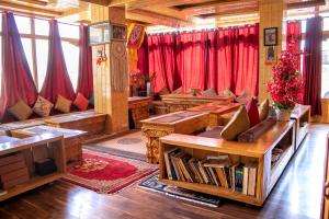 列城Laksdup Guest House的客厅配有红色窗帘和沙发
