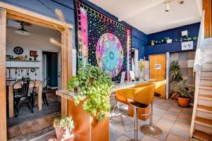 瓦尔帕莱索Casa Altavista的厨房拥有蓝色的墙壁,配有桌椅