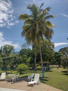 比列塔Hotel Playa By Marbar的公园里棕榈树,配有桌椅