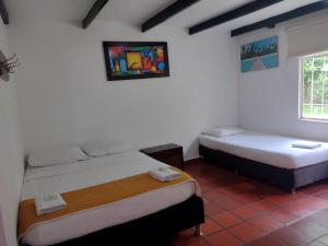 比列塔Hotel Playa By Marbar的客房设有两张床和窗户。
