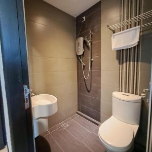 日得拉C酒店的带淋浴、卫生间和盥洗盆的浴室