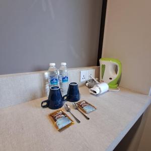 日得拉C酒店的一个带瓶装水和餐具的厨房台