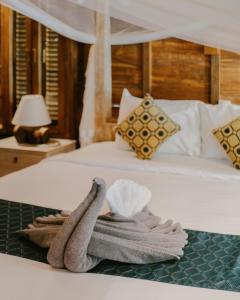 帕洋安Song Broek Bali的酒店客房,配有带毛巾的床