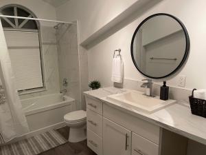 维多利亚Elk lake trail side suite的白色的浴室设有水槽和镜子