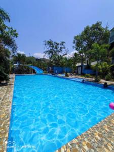 纳苏格布AS Ilaya Resort and Event Place powered by Cocotel的蓝色海水大型游泳池