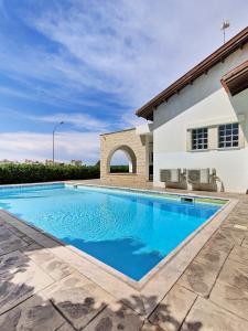 阿依纳帕Ayia Napa Villa with private pool的房屋前的游泳池