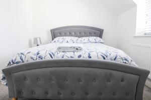 布里斯托Stunning Two-Bedroom Apartment at A3REE, Free Parking, near Cribbs Causeway Mall的一间卧室配有一张带蓝色和白色棉被的床