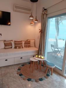 卡尔帕索斯Tramonto Luxury Villa No1- Breathtaking sunset view的客厅配有沙发和桌子